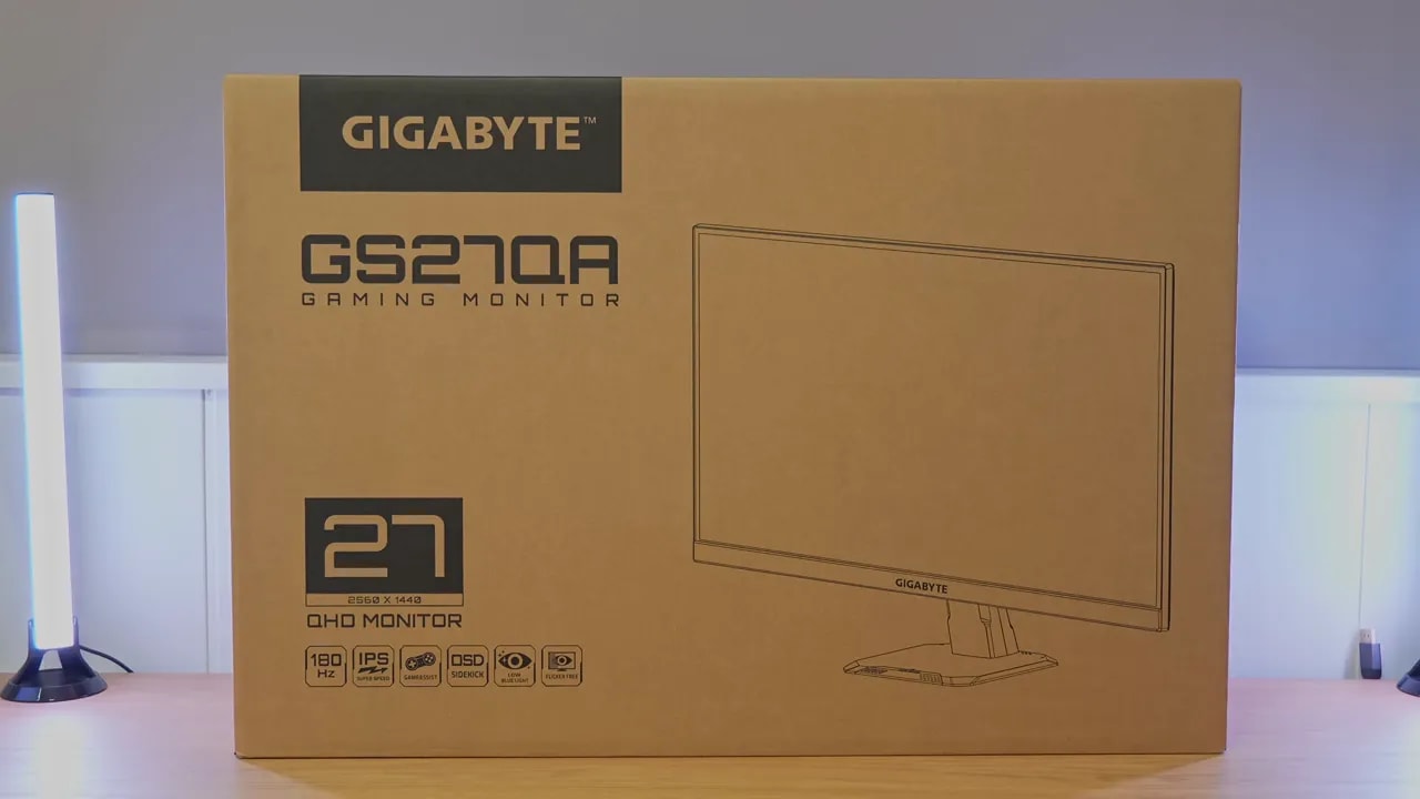 Caja del monitor Gigabyte GS27QA sobre una mesa
