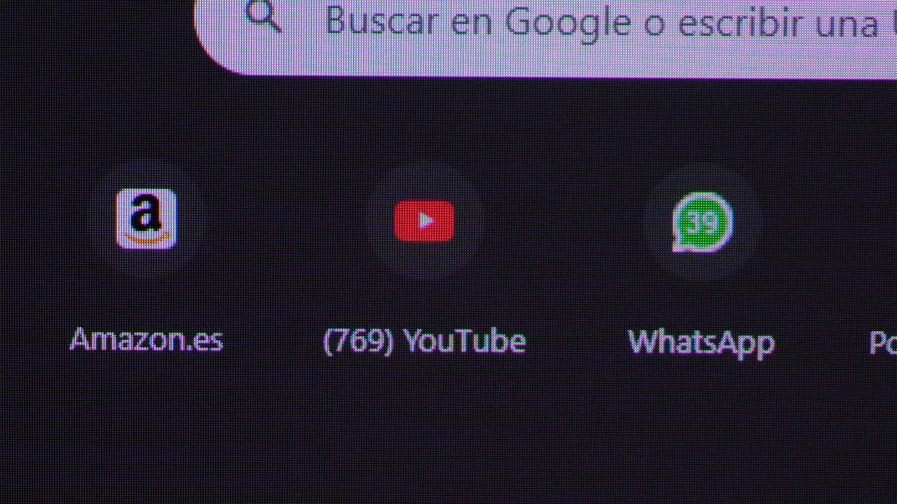 Texto en pantalla y captura con menús de apps (Amazon, YouTube y WhatsApp) para ilustrar claridad de texto en QD-OLED