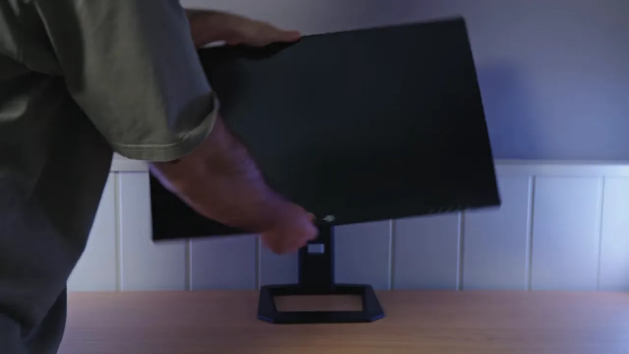 Sujeción y colocación del monitor Titan Army P2710S sobre su peana