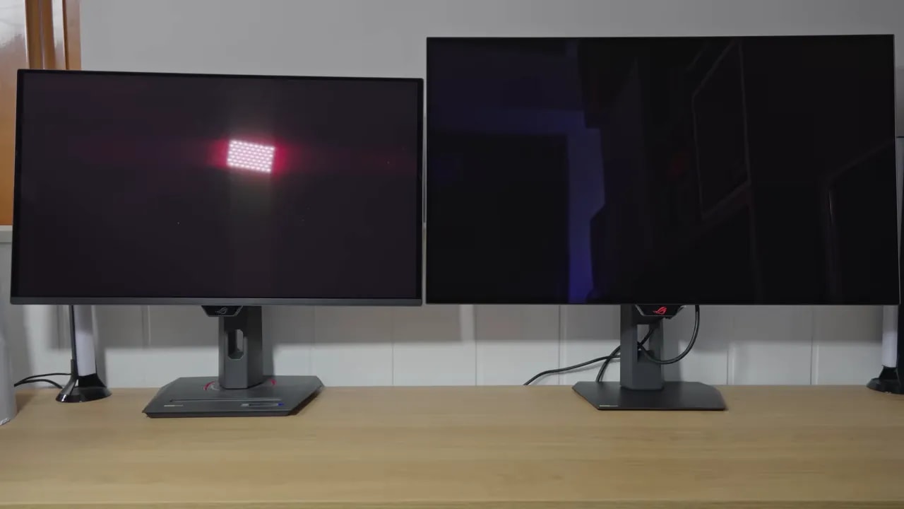 Comparación de dos monitores OLED en una mesa con iluminación de sala