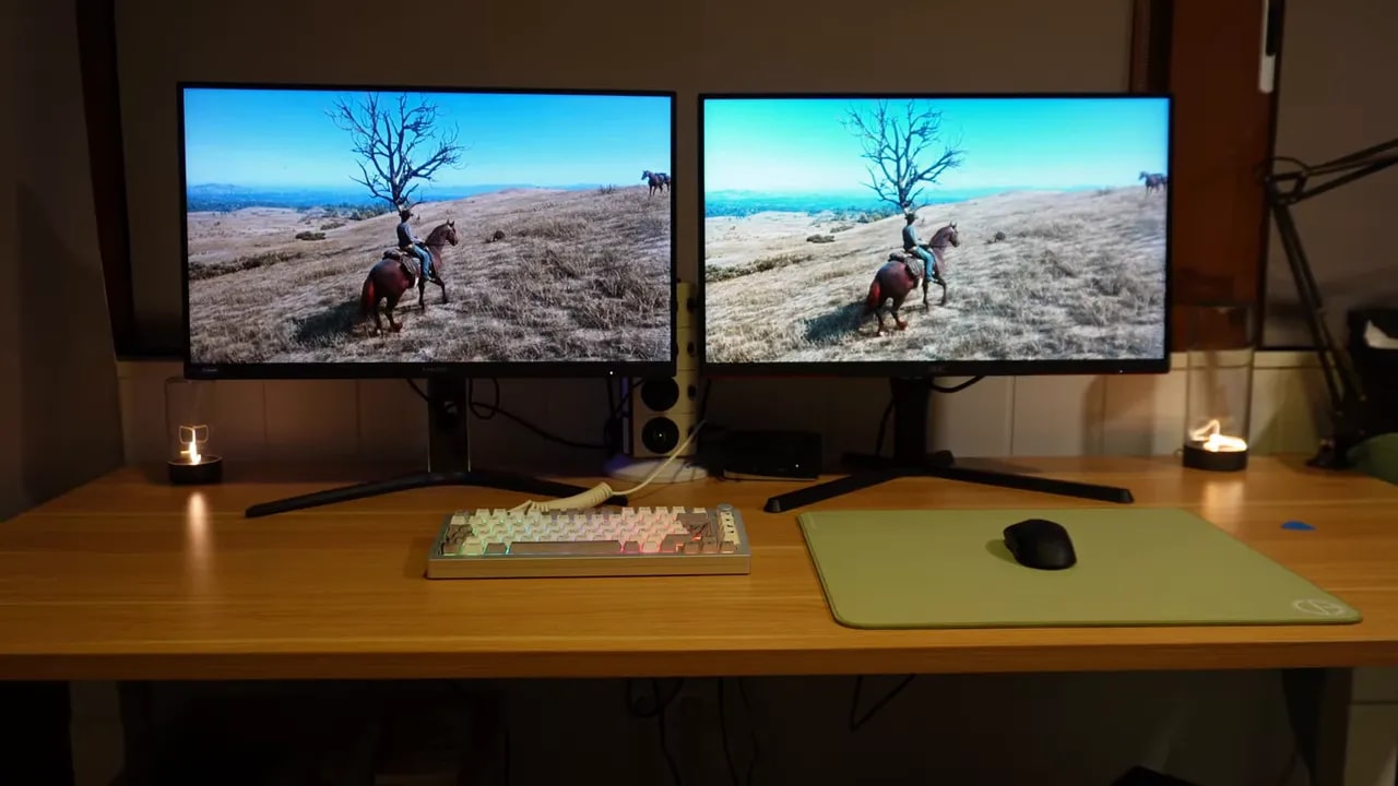 Comparativa de monitores Mini LED AOC Q27G3XMN y Xiaomi Mini LED G Pro 27i mostrando una escena de juego en dos pantallas