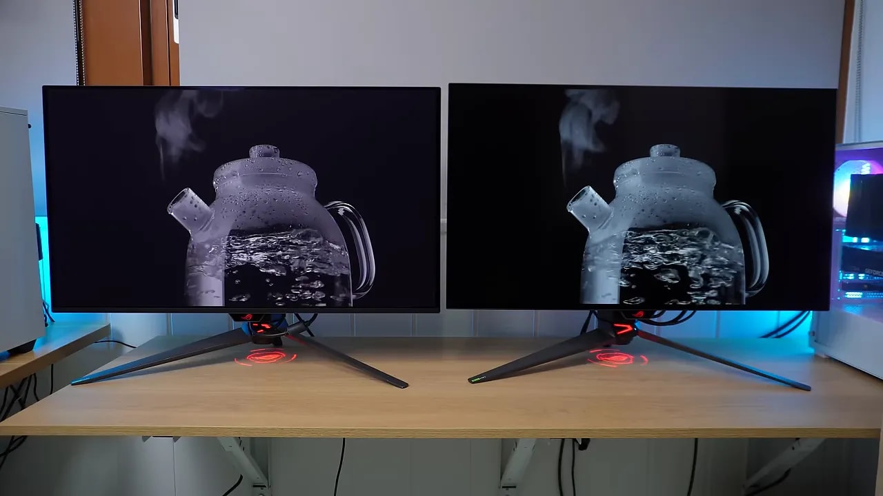 Dos monitores ASUS OLED uno al lado del otro mostrando una prueba con un hervidor de agua y vapor sobre fondo oscuro
