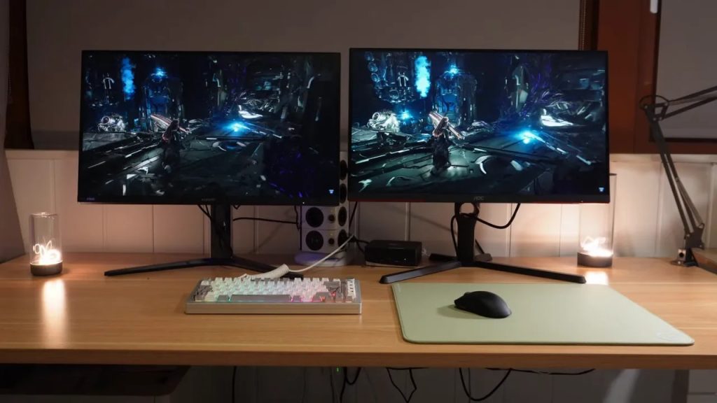 Comparativa de dos monitores Mini LED en escritorio mostrando una escena de juego (AOC y Xiaomi)