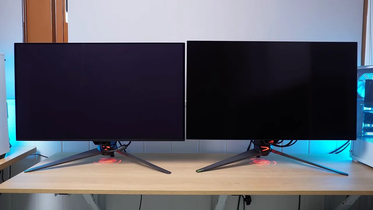 Comparativa de dos monitores OLED con pantalla negra mostrando el tinte del QD-OLED frente al WOLED