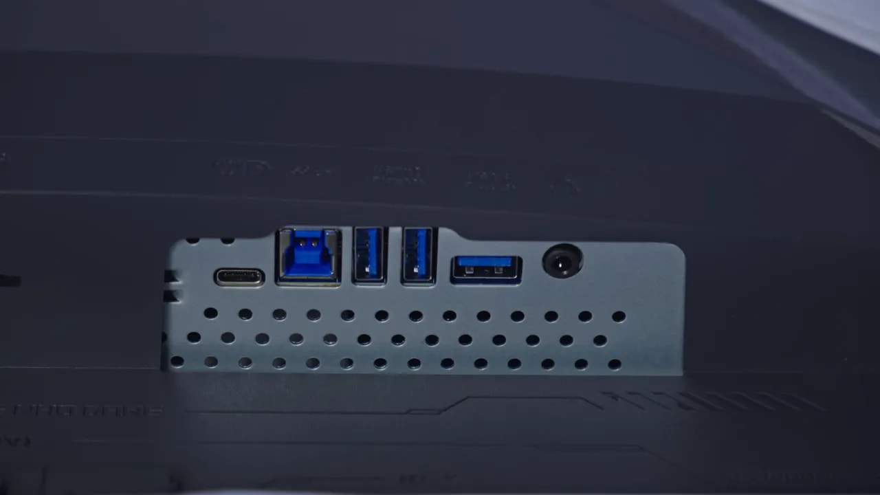 Conectividad del monitor ASUS ROG XG32UCWMG con puertos HDMI, USB y entrada de audio/vídeo en primer plano