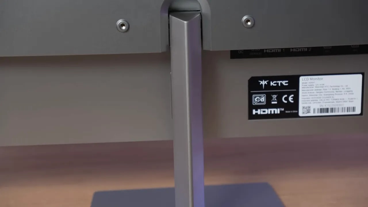 Conectividad trasera del KTC H25X7 con puertos HDMI y etiqueta del monitor