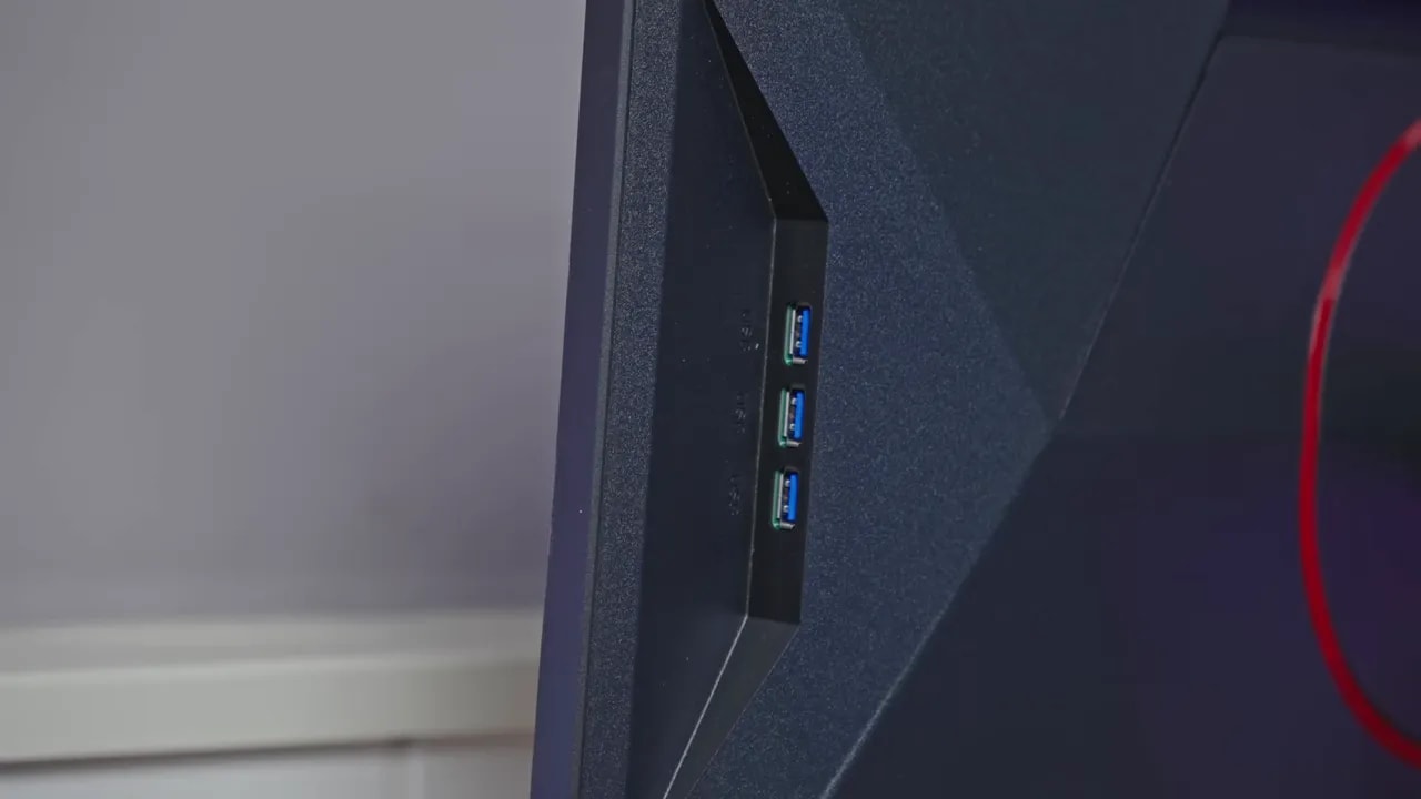 Conectores USB del AOC U27G4R en la parte trasera del monitor