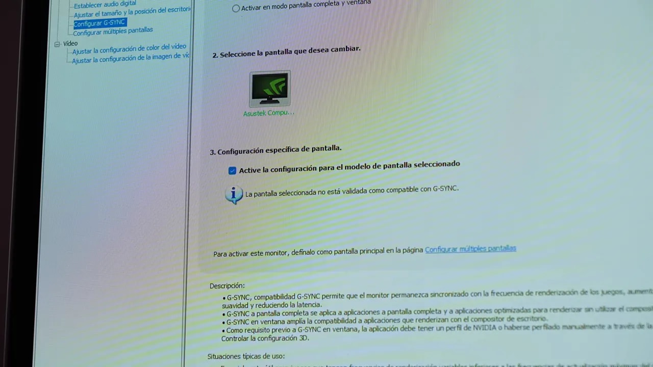 Pantalla de configuración en el monitor con aviso de compatibilidad para G-SYNC y VRR