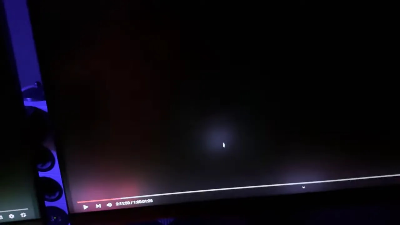 Detalle del blooming en pantalla oscura de un monitor Mini LED