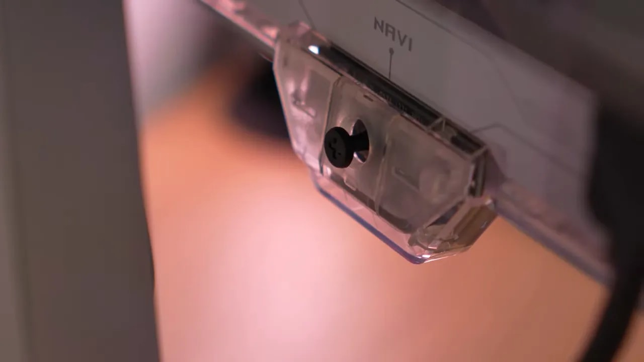 Detalle del borde del Asus ROG Swift PG27AQWP-W mostrando reflejos del acabado glossy