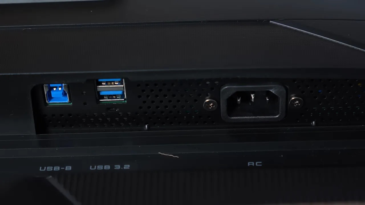 Detalle de conexiones del Gigabyte QD-OLED MO27Q2 con HDMI y USB-C