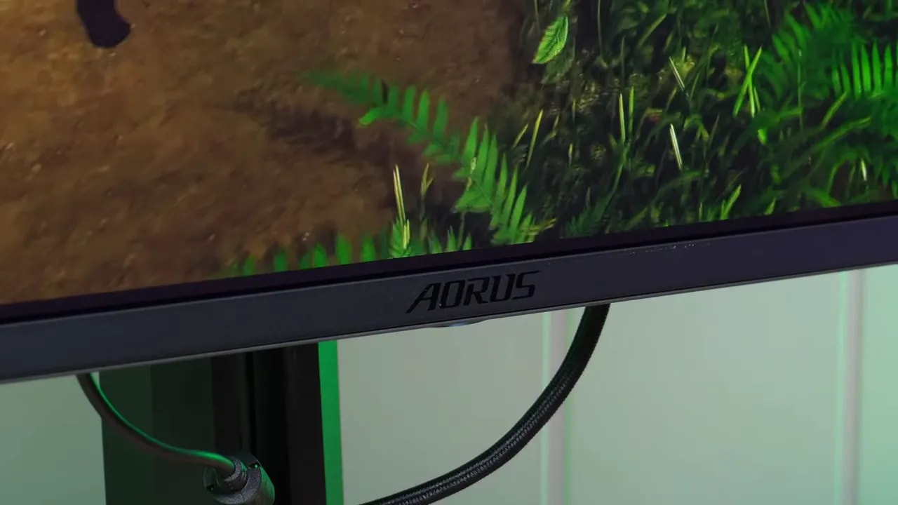Detalle del monitor Gigabyte AORUS FO27Q3 con escena de prueba en pantalla