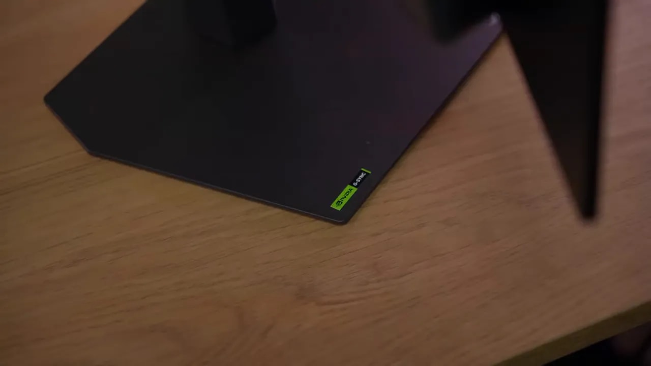 Detalle del monitor Asus ROG XG27AQWMG sobre una mesa con logo en la esquina