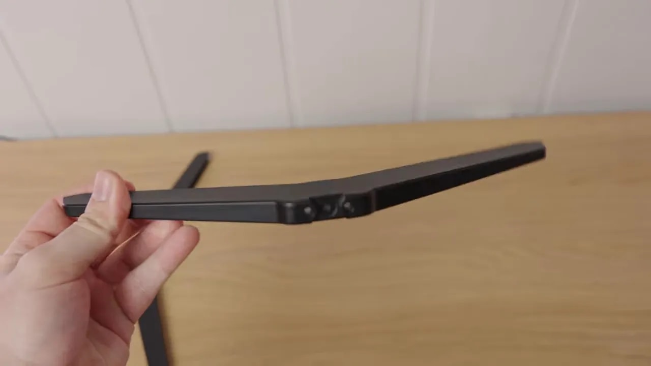 Detalle de las patas de la TCL C6K Q6C QD Mini durante el montaje