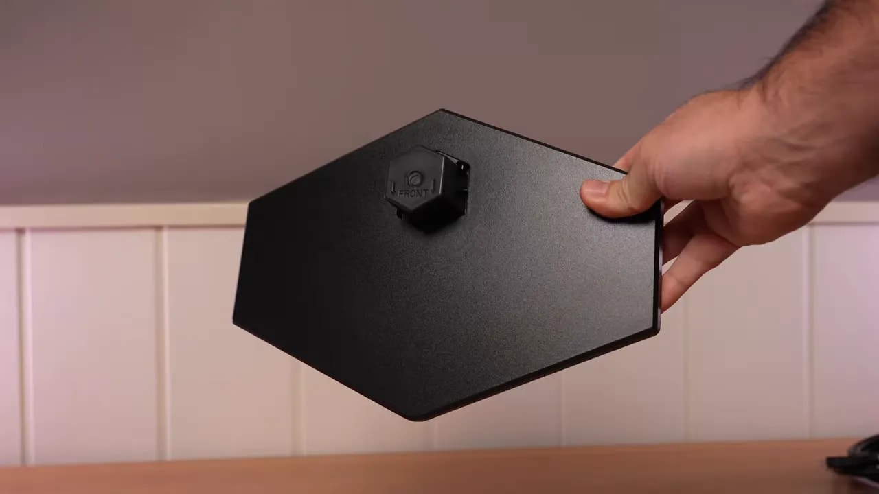 Detalle de la peana del monitor AOC Q27G4ZE fuera de la caja durante la revisión