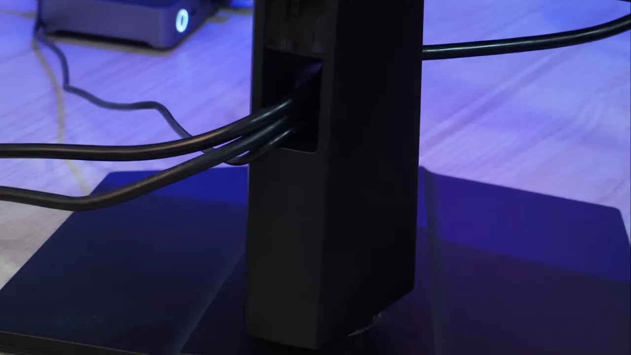 Detalle de la parte trasera del monitor MSI MPG 321URX con cables y soporte