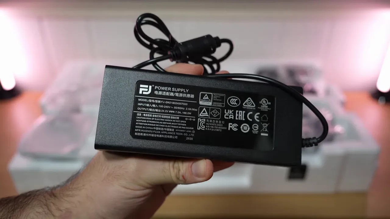Mano revisando documentación y papeles del Gigabyte MO27Q28G durante el unboxing