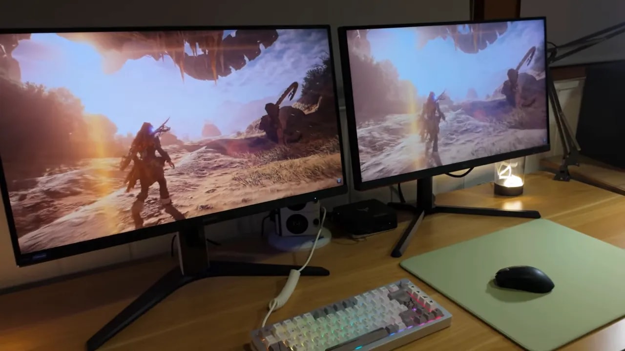 Dos monitores Mini LED vistos desde un ángulo lateral mostrando gameplay para comparar el efecto de la retroiluminación