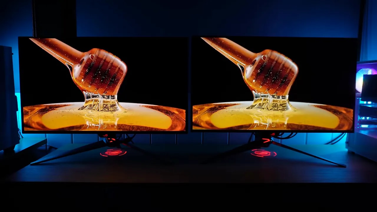 Dos monitores OLED ASUS lado a lado mostrando la misma escena para comparar brillo y color