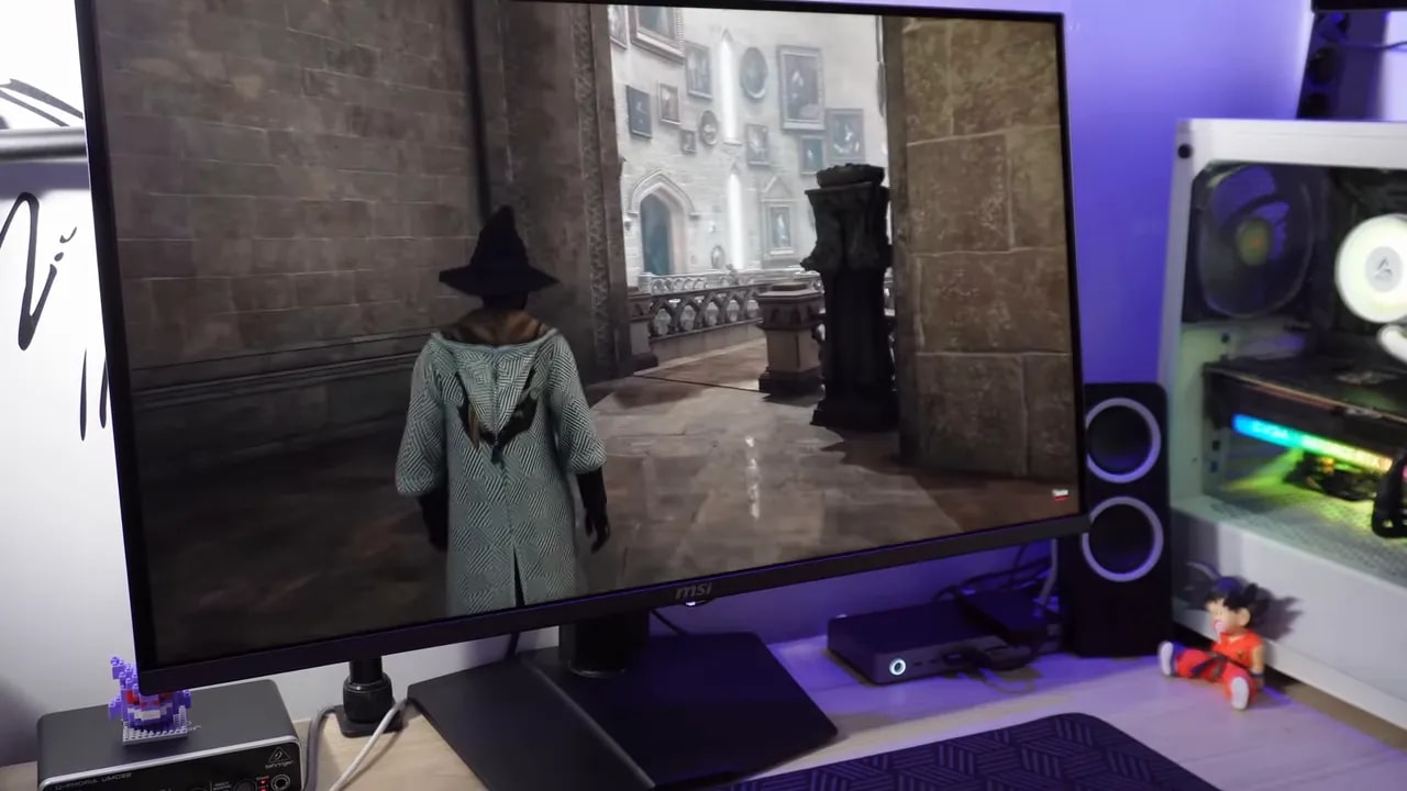 Escena de juego en el MSI MPG 321URX mostrando el personaje caminando