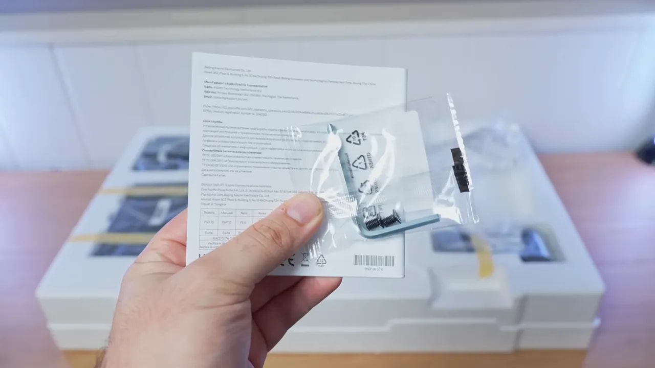Fuente de alimentación y cables del Xiaomi G27Qi durante el unboxing