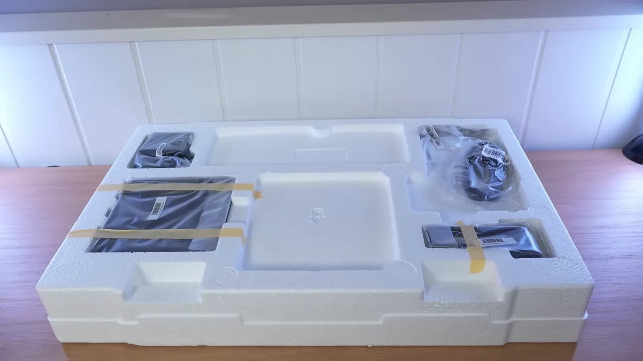 Fuente de alimentación y cables del Xiaomi G27Qi durante el unboxing