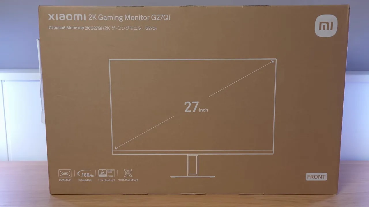 Fuente de alimentación y cables del Xiaomi G27Qi durante el unboxing