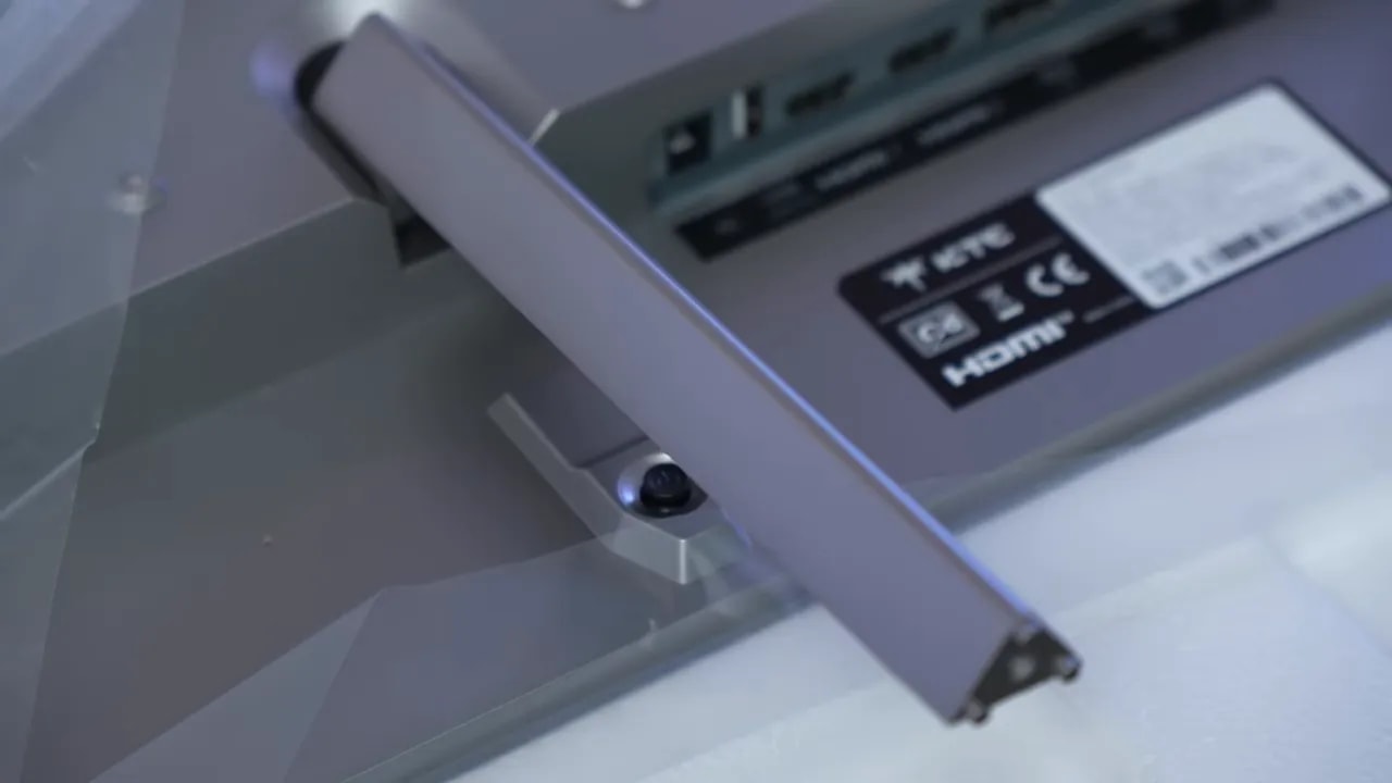 Fuente de alimentación y cables incluidos con el monitor KTC H25X7