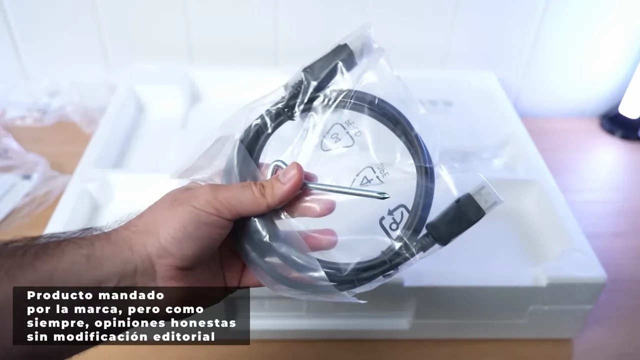 Fuente de alimentación y cables incluidos con el monitor KTC H25X7