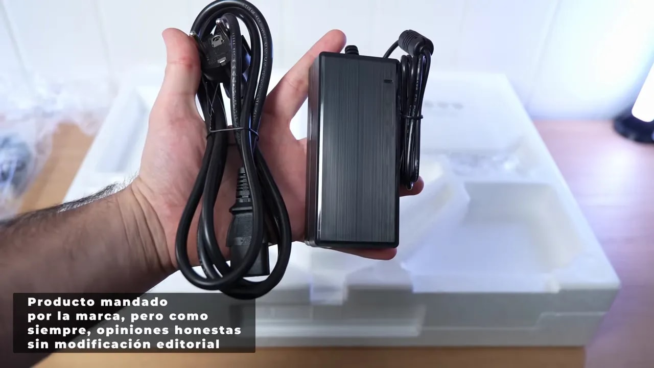 Fuente de alimentación y cables incluidos con el monitor KTC H25X7