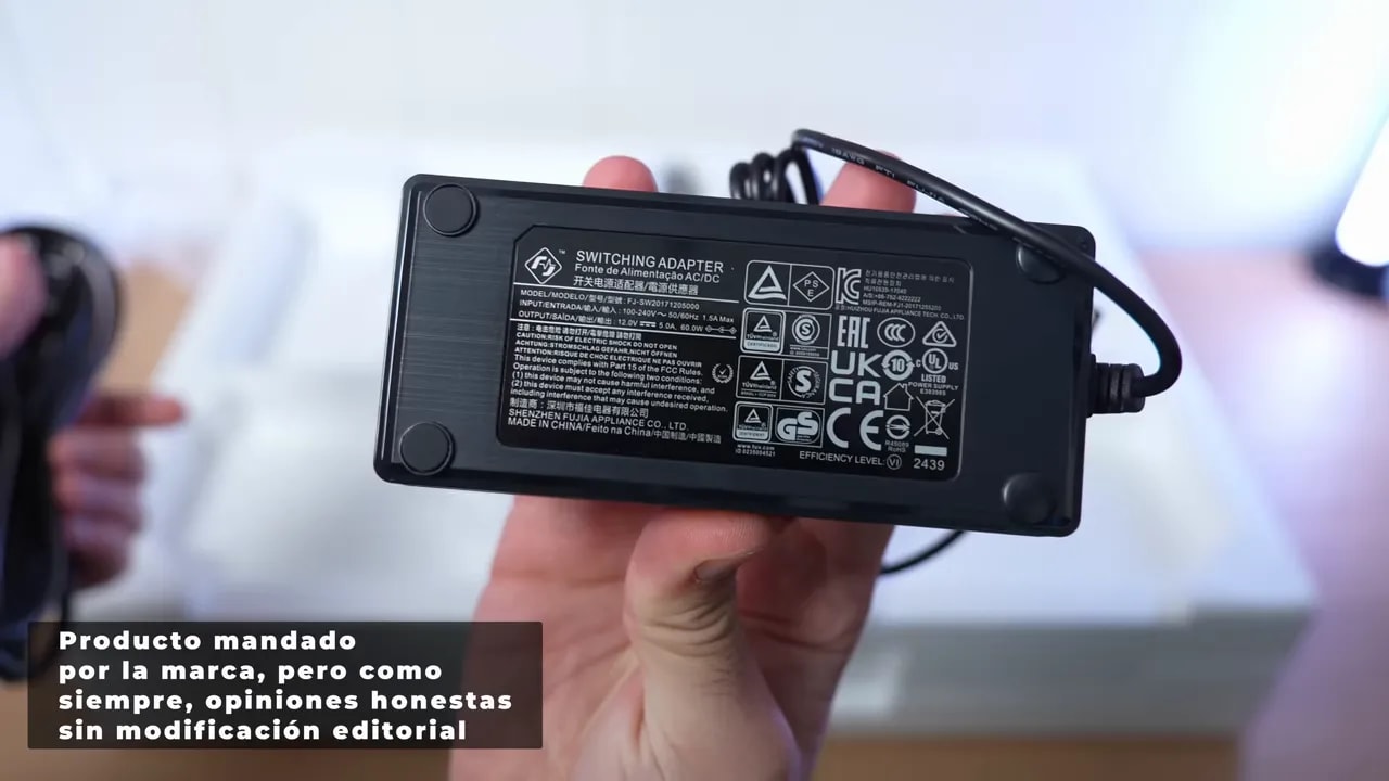 Fuente de alimentación y cables incluidos con el monitor KTC H25X7
