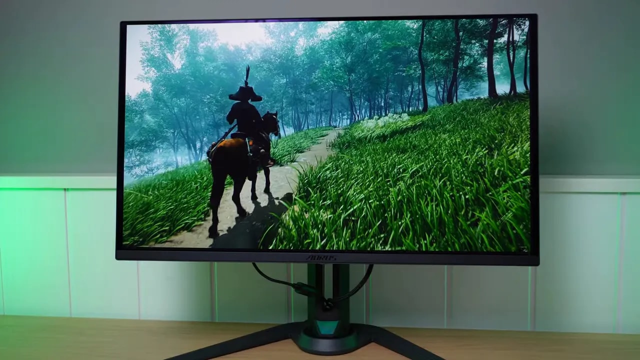 Gigabyte AORUS FO27Q3 mostrando una escena de juego en pantalla en un entorno de escritorio