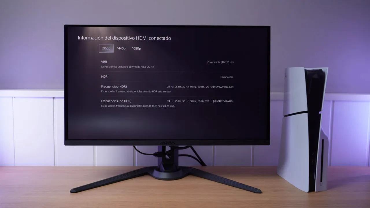 Gigabyte AORUS FO27Q3 con pantalla de información HDMI conectada mostrando rangos de VRR y compatibilidad HDR