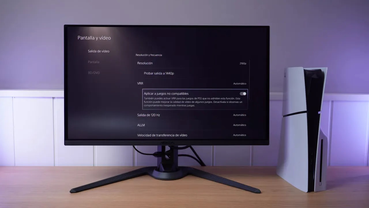 Gigabyte AORUS FO27Q3 mostrando el menú HDMI con VRR y aviso de compatibilidad