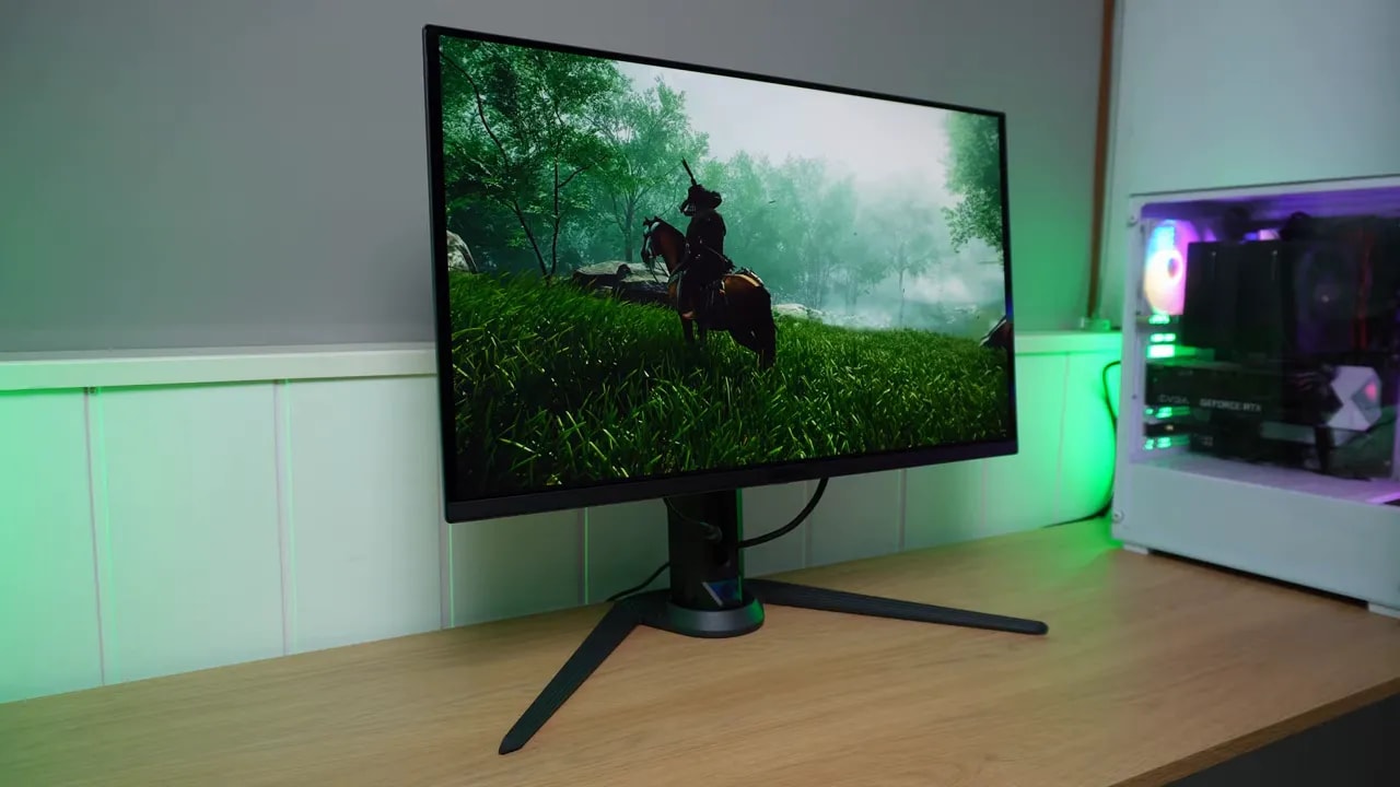 Monitor Gigabyte AORUS FO27Q3 QD-OLED con escena de juego durante la evaluación de overshoot y respuesta