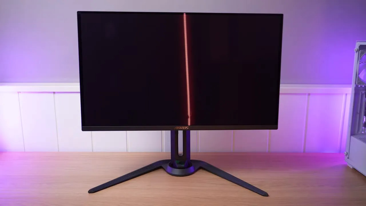 Gigabyte AORUS FO27Q3 QD-OLED encendido con reflejos por acabado glossy