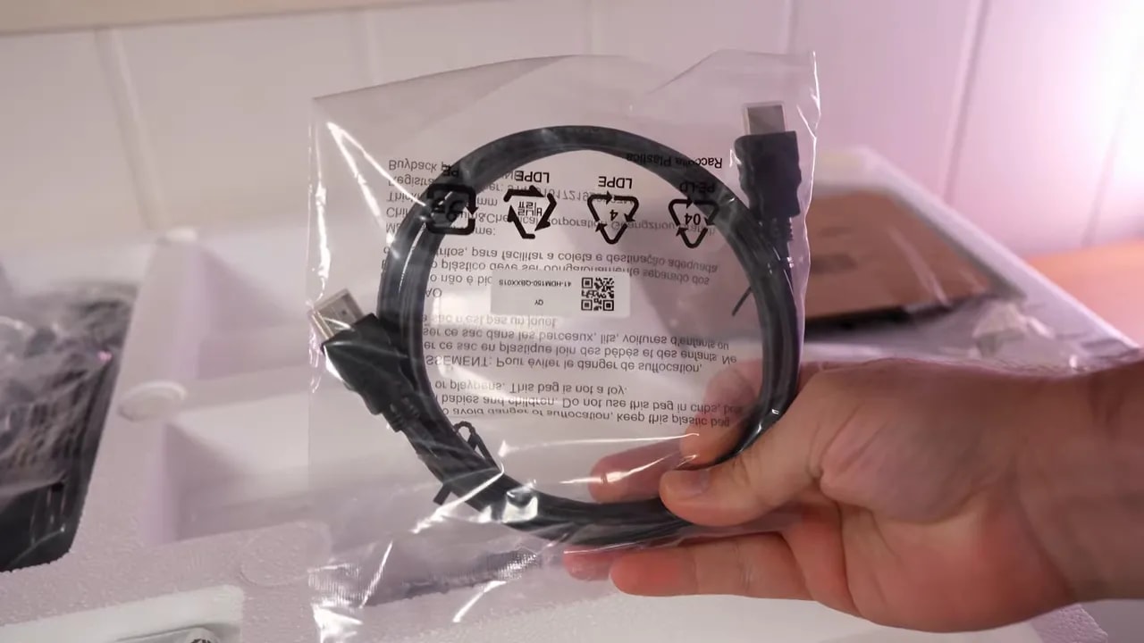 Cables de alimentación y conexiones del Gigabyte G25F2 recién desembalados