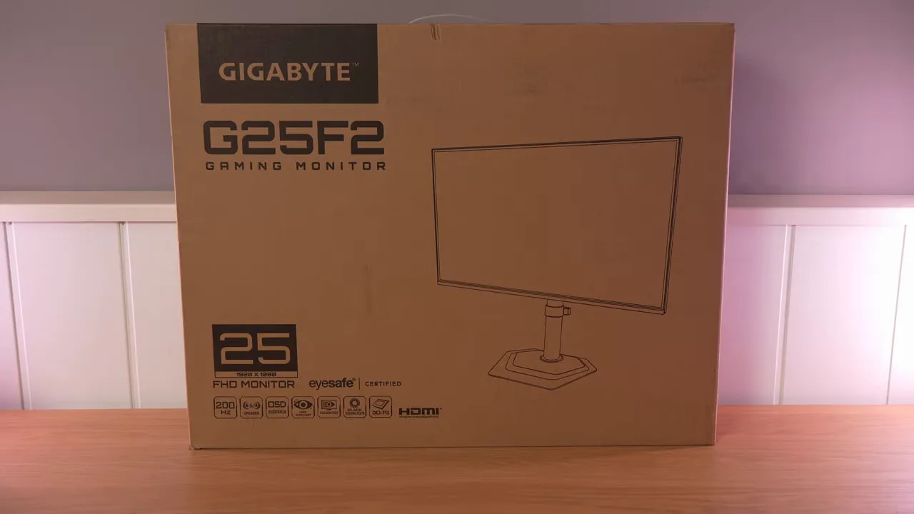 Caja del monitor gaming Gigabyte G25F2 (24,5 pulgadas, 200 Hz) sobre una mesa