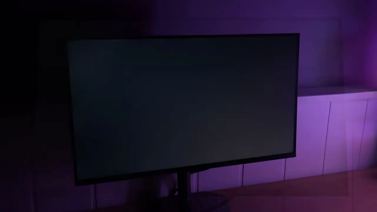 Pantalla del Gigabyte G25F2 con fugas de luz e IPS glow en habitación oscura