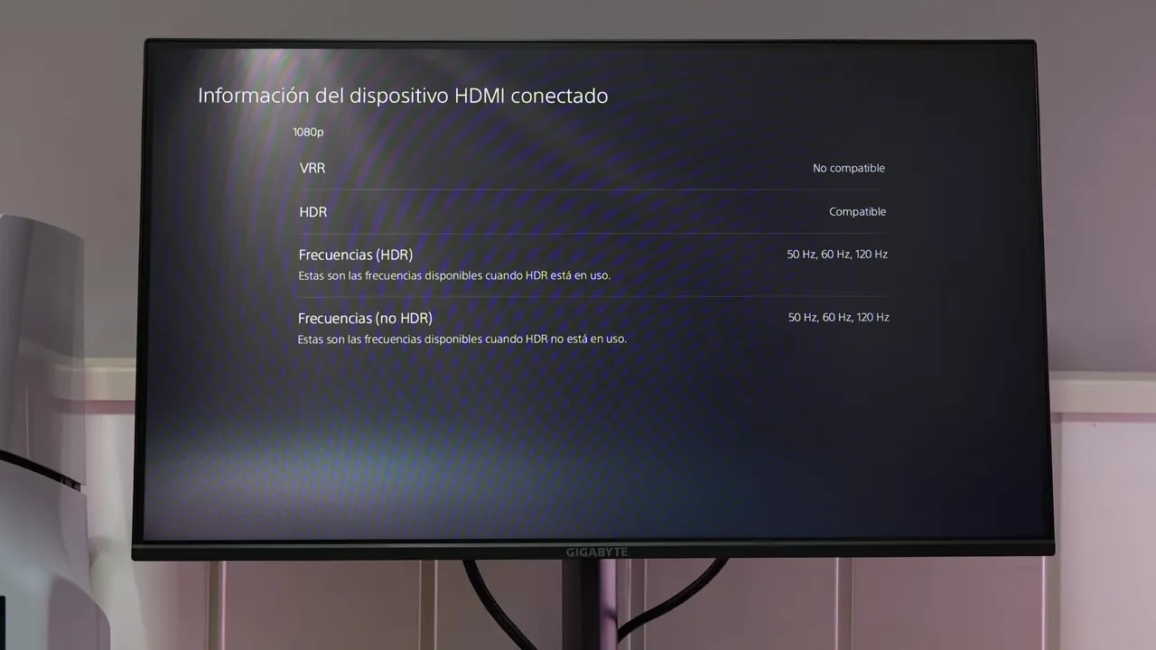 Pantalla del Gigabyte G25F2 con información del dispositivo HDMI conectado mostrando VRR y HDR