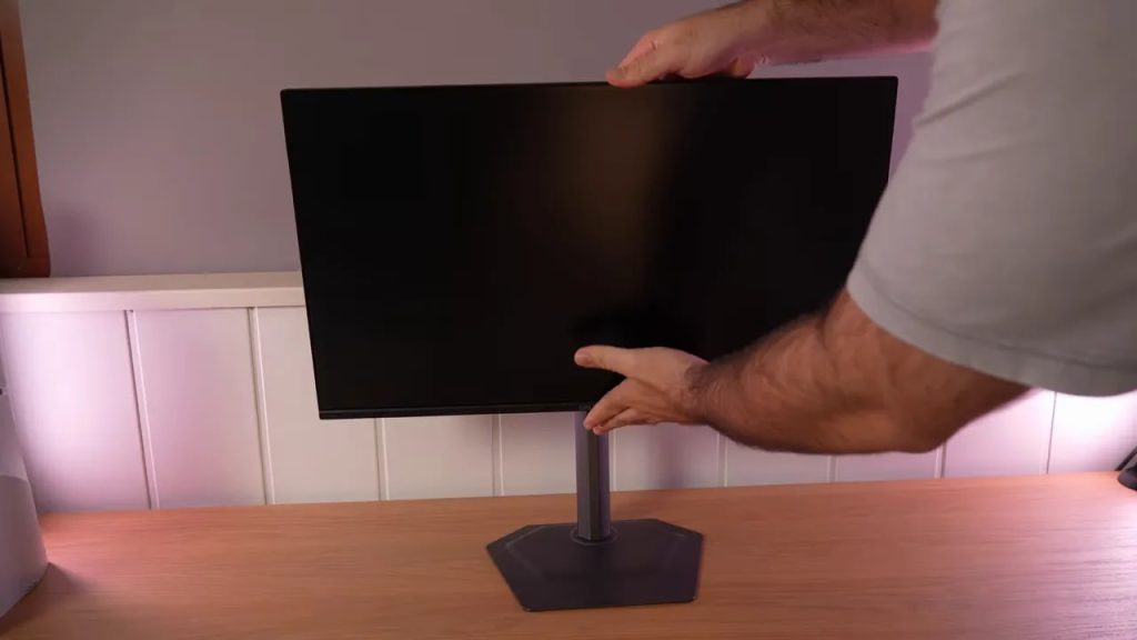 Monitor assembled on its stand