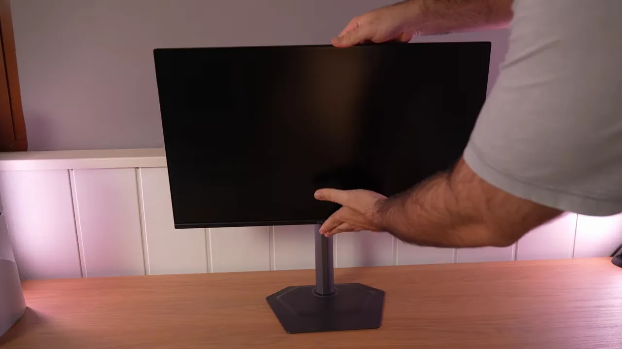 Monitor Gigabyte G25F2 montado sobre su peana en una mesa