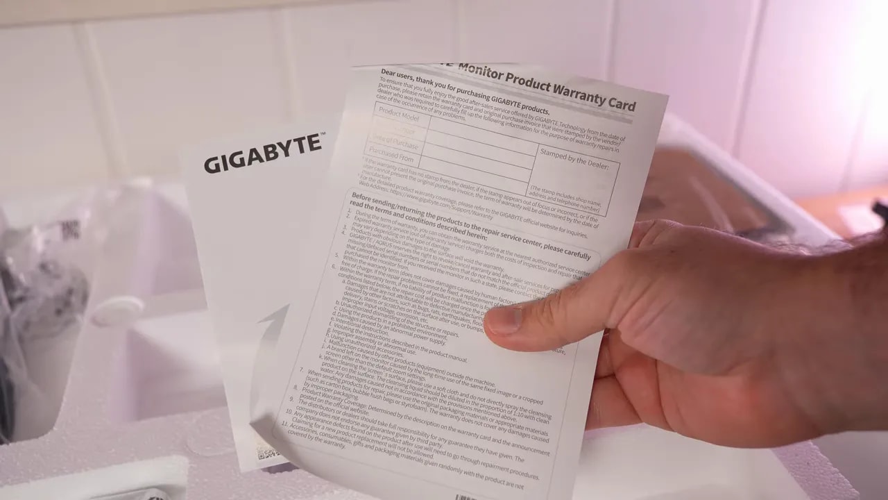 Tarjeta de garantía del monitor Gigabyte G25F2 en el embalaje