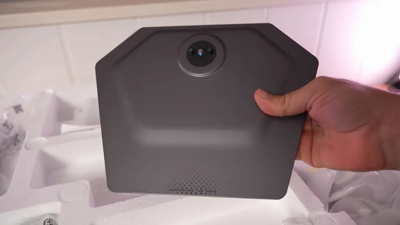 Tarjeta de garantía del monitor Gigabyte G25F2 en el embalaje