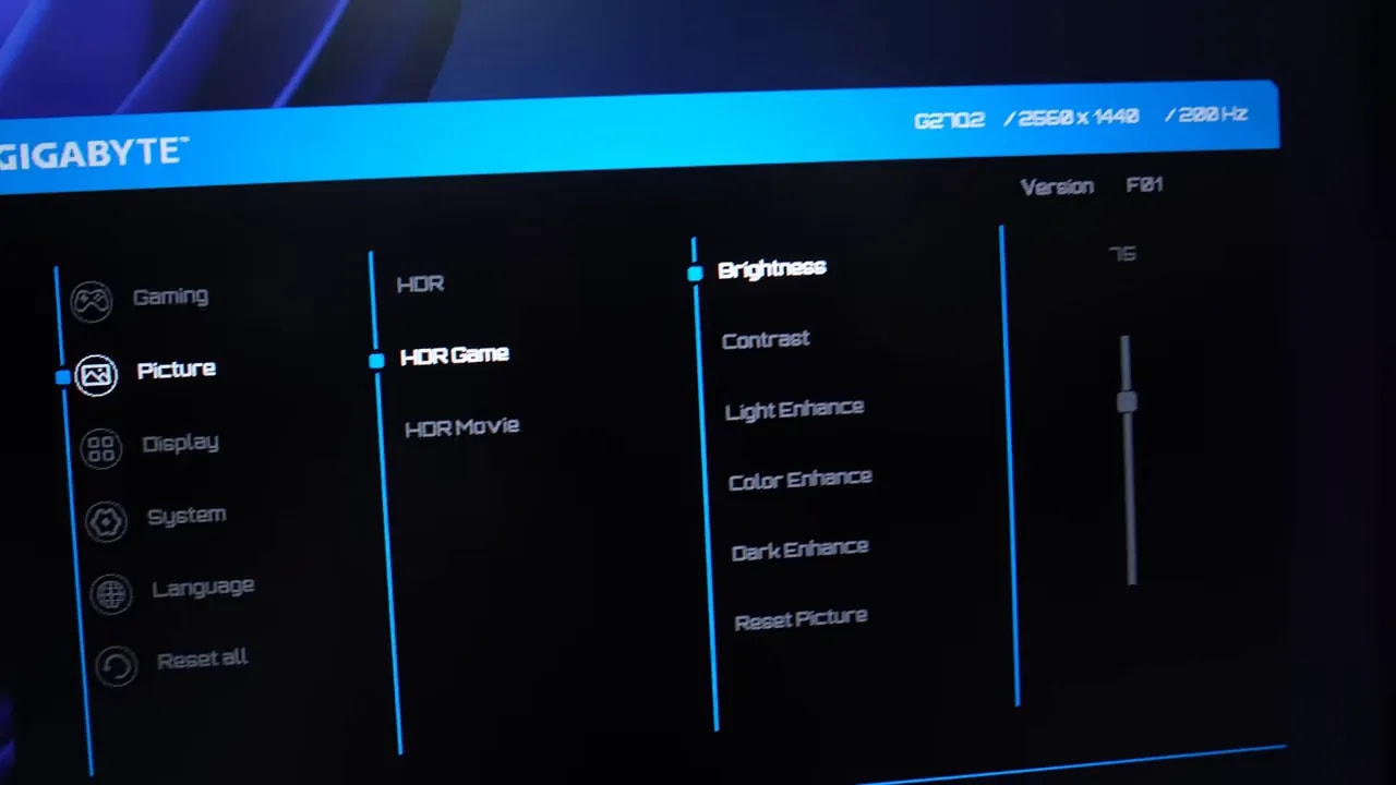 Gigabyte G27Q2 reproduciendo una escena HDR para evaluar brillo y contraste