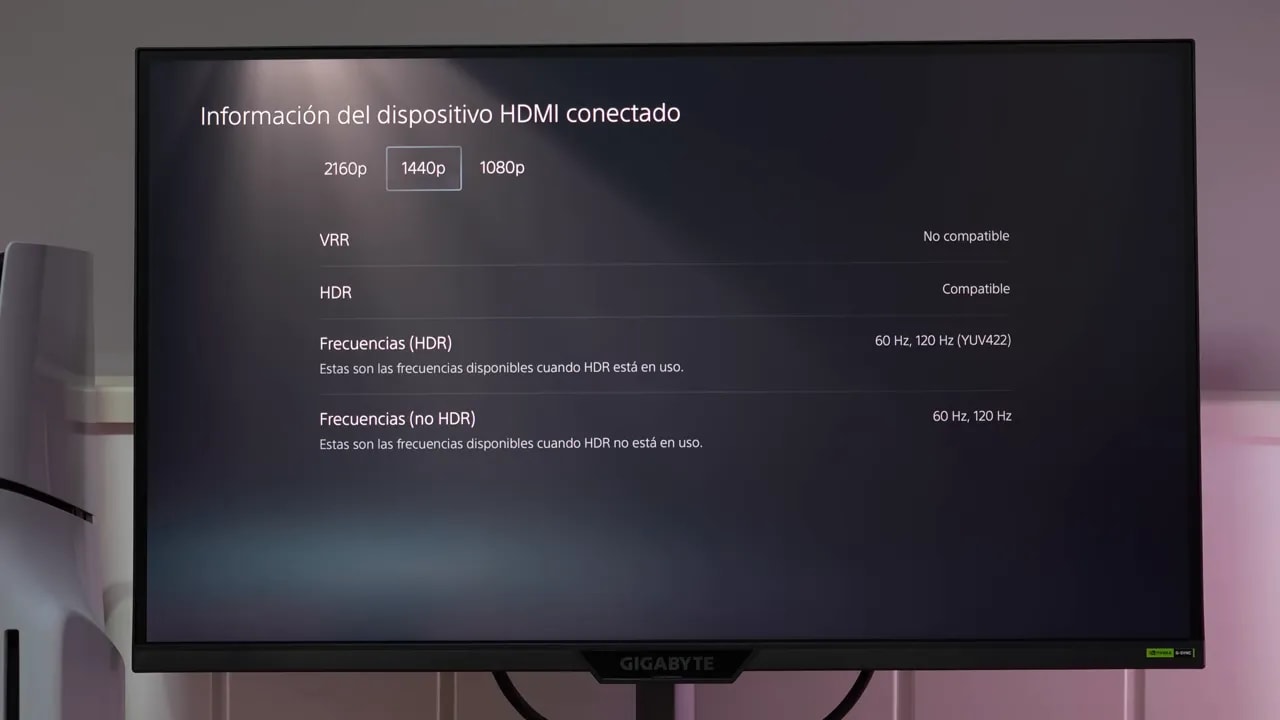 Pantalla del Gigabyte G27Q2 mostrando información HDMI conectado con VRR no compatible