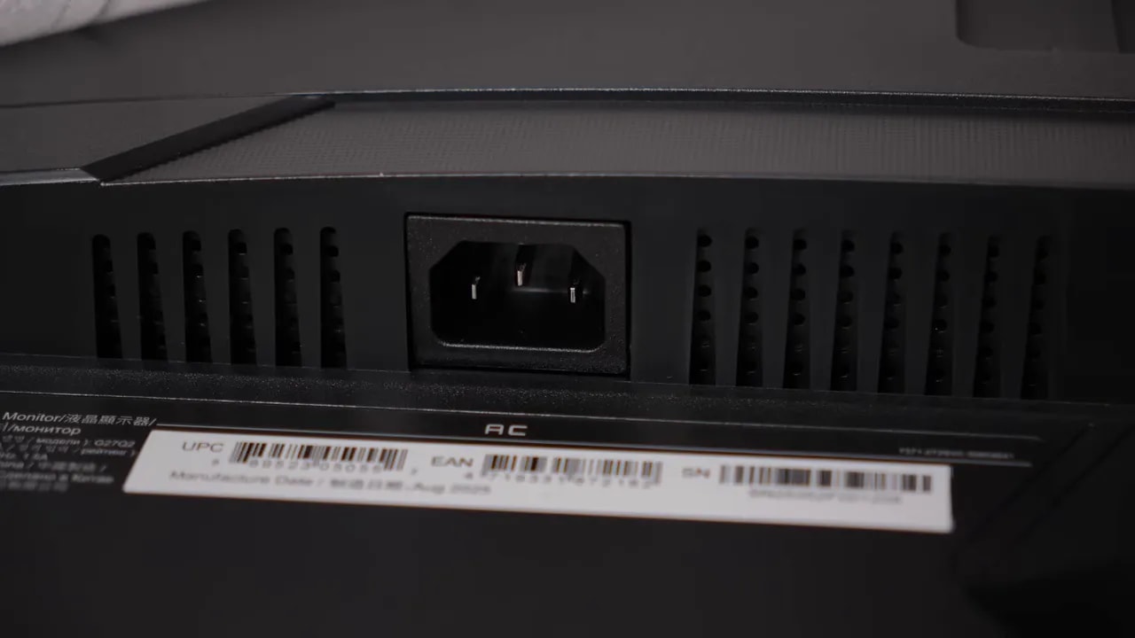 Joystick de control del menú OSD del Gigabyte G27Q2 visto desde la parte trasera