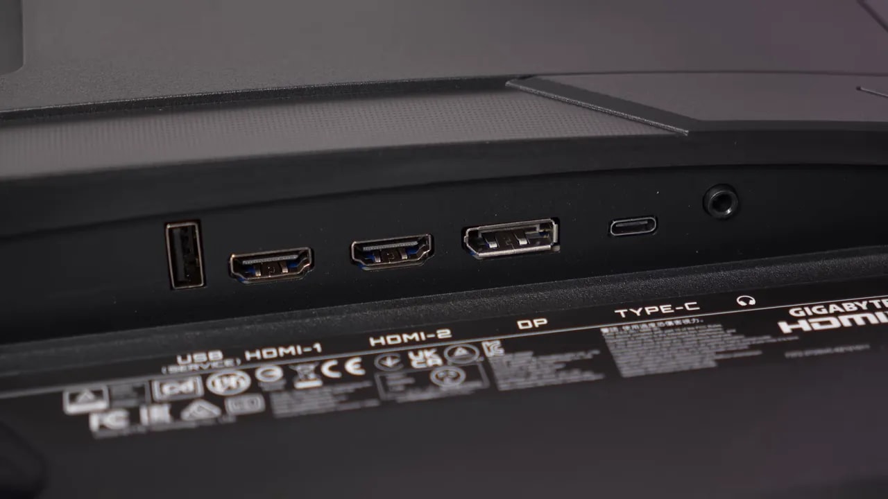 Puertos del Gigabyte G27Q2 en primer plano, incluyendo conexiones HDMI y área de DisplayPort/USB-C