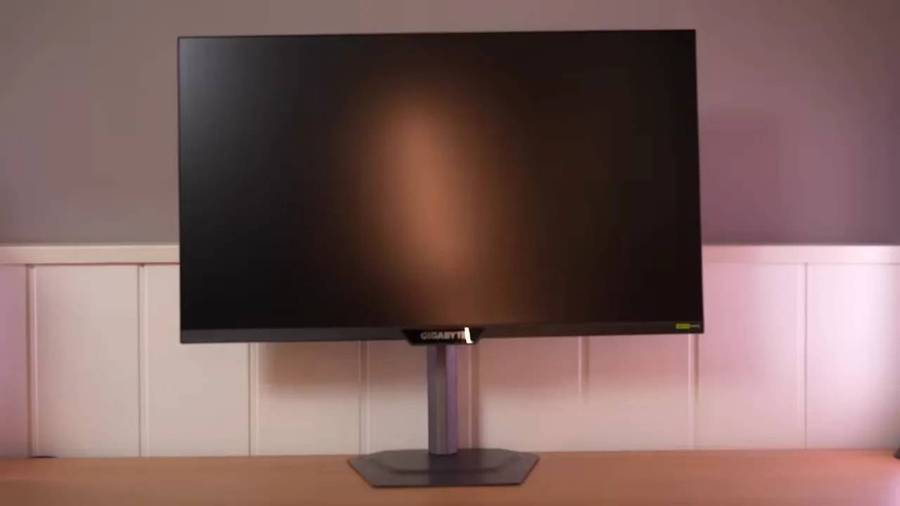 Monitor Gigabyte G27Q2 con pantalla apagada mostrando el comportamiento de reflejos en acabado mate