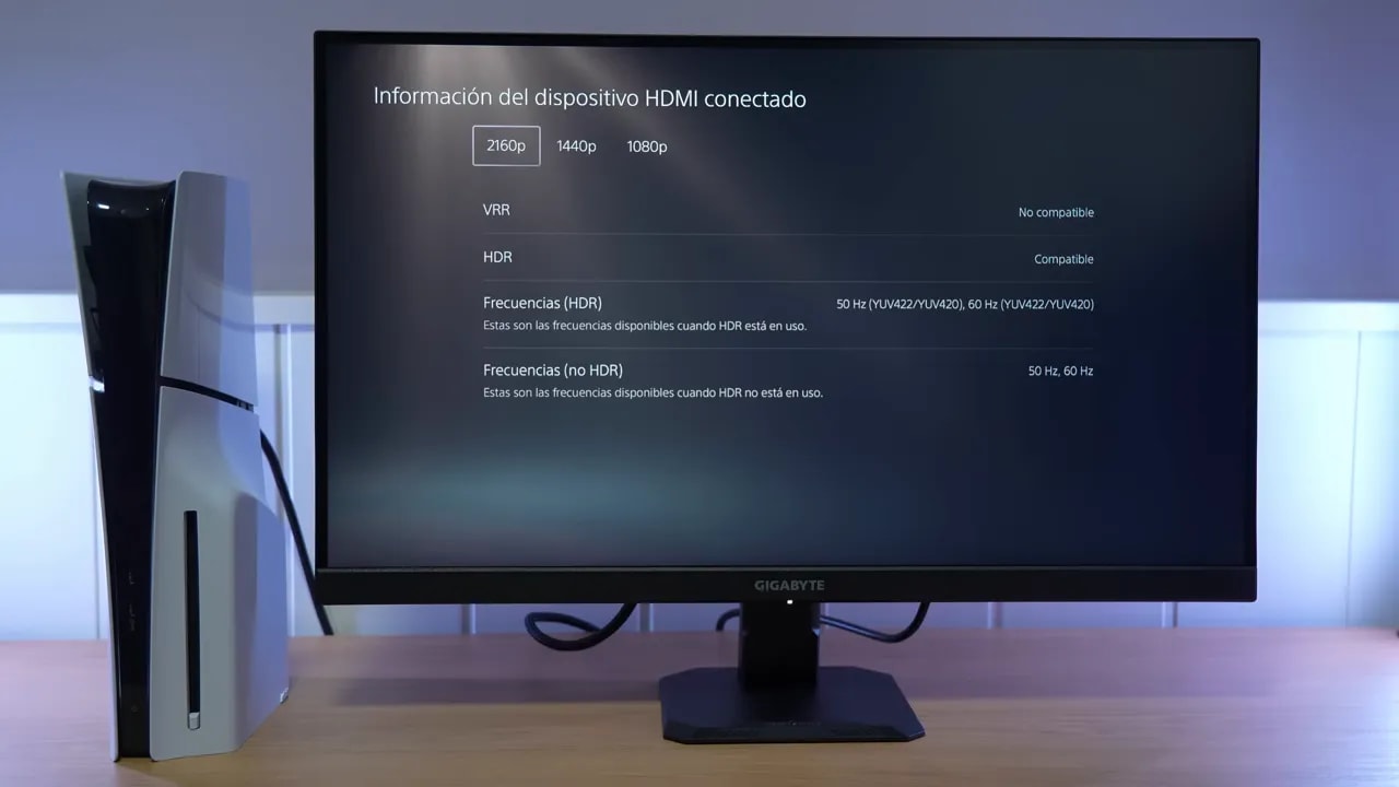 Pantalla del monitor Gigabyte GS27QA mostrando información de señal HDMI compatible con HDR y VRR no compatible